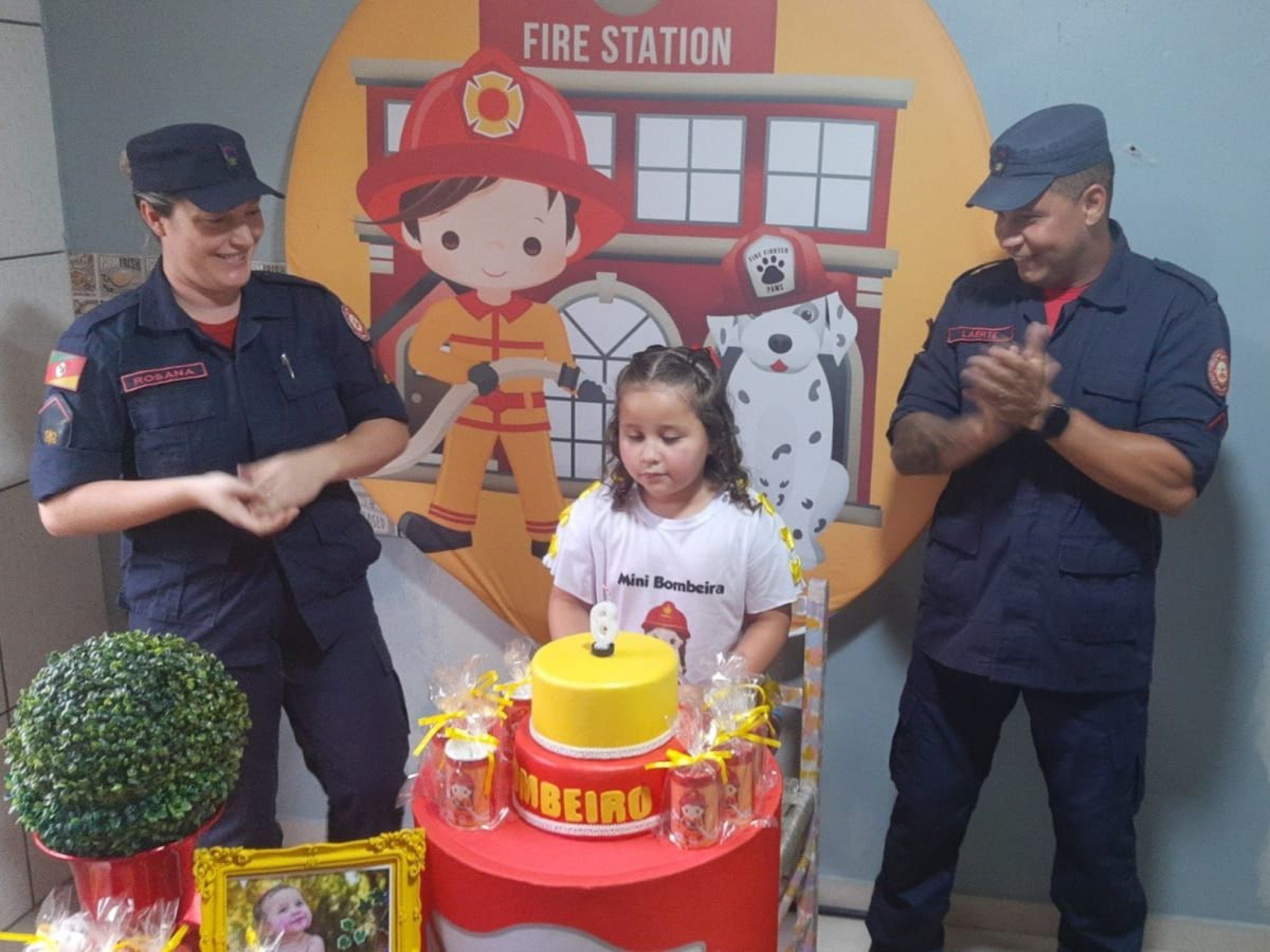 VÍDEO: Menina recebe surpresa dos bombeiros no aniversário de 6 anos em Novo Hamburgo