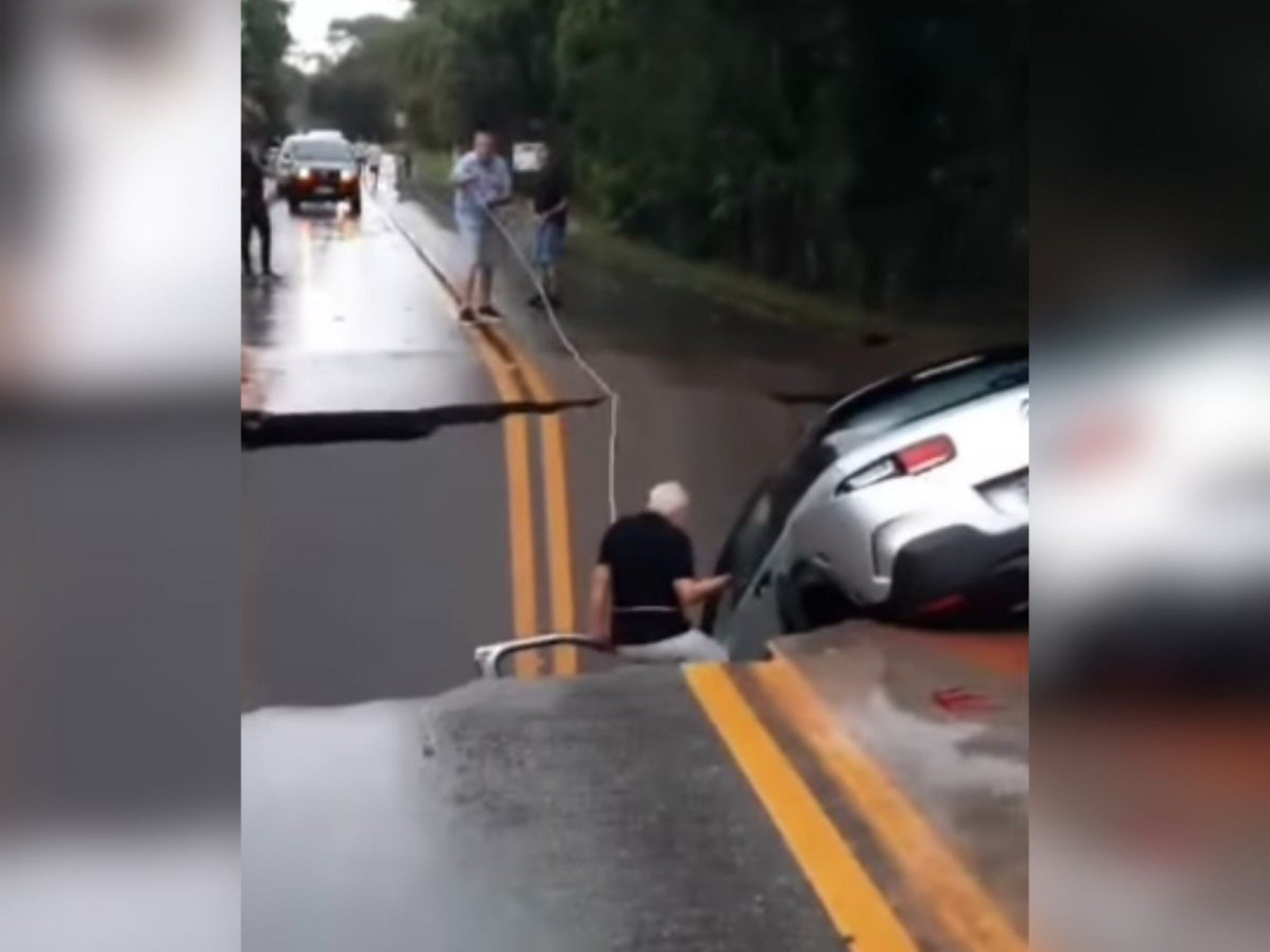 VÍDEO: Asfalto quebra e cratera engole carro e motorista em Santa Catarina