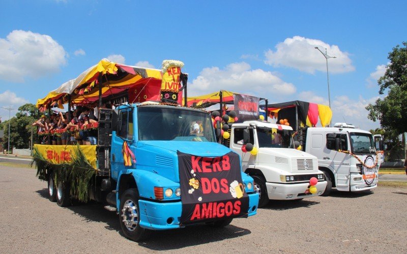 Concentração para a largada do Kerbwagen ocorreu no estacionamento em frente ao letreiro Eu ? Ivoti, na entrada da cidade