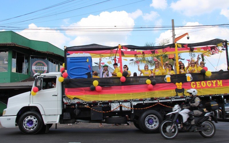 Carreata passando pela Avenida Presidente Lucena