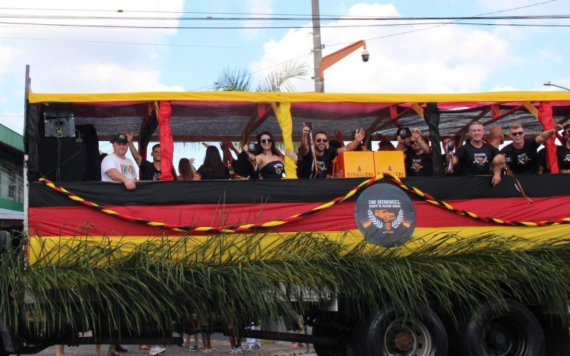 Carreata passando pela Avenida Presidente Lucena