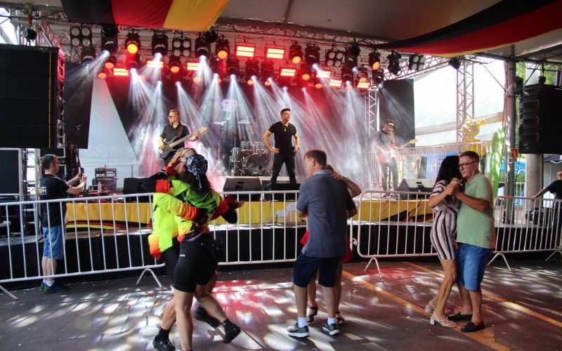Cleiton Borges animava o público na Praça da Concórdia