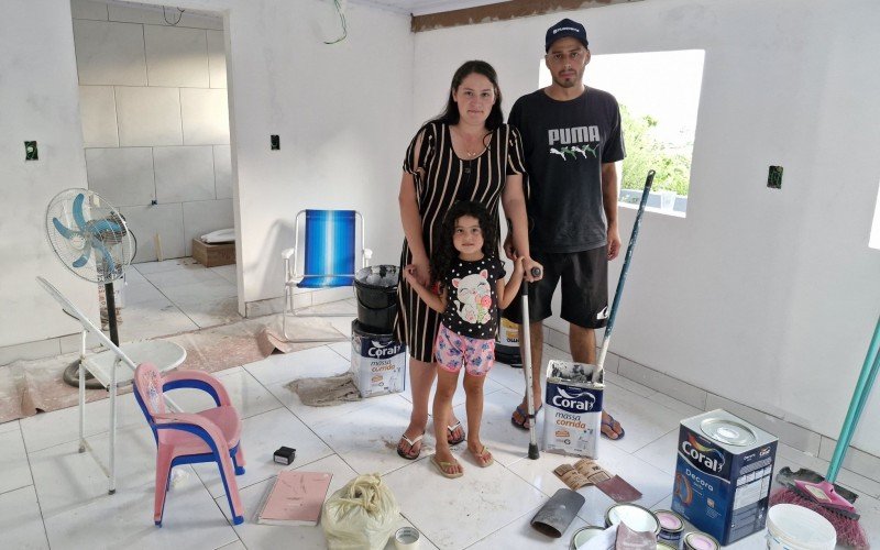 Camila e Cristiano com a filha Heloísa no local onde será o novo quarto de Joaquim | abc+