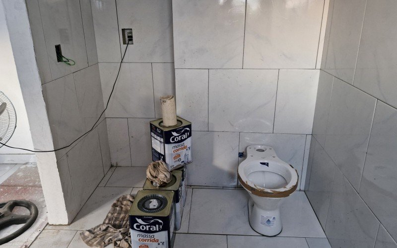 Família também está construindo um banheiro adaptado para o menino