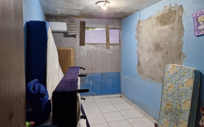 Toda a casa está em obras para que o menino possa frequentar os quartos dos pais e dos irmãos