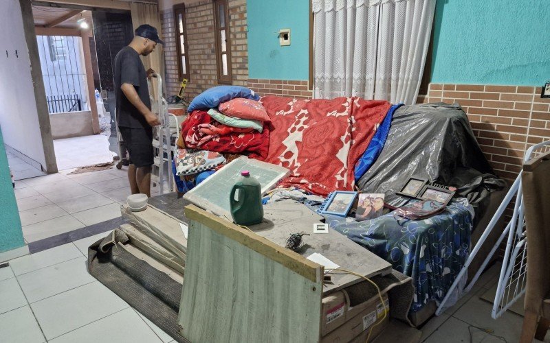 Toda a casa está em obras para que o menino possa frequentar os quartos dos pais e dos irmãos
