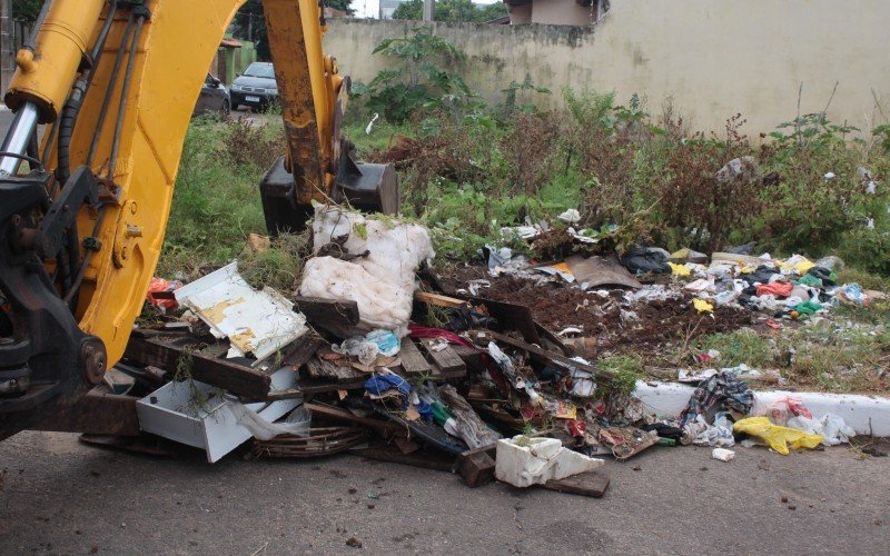 Ação de limpeza recolheu lixo no bairro Harmonia neste sábado (18)