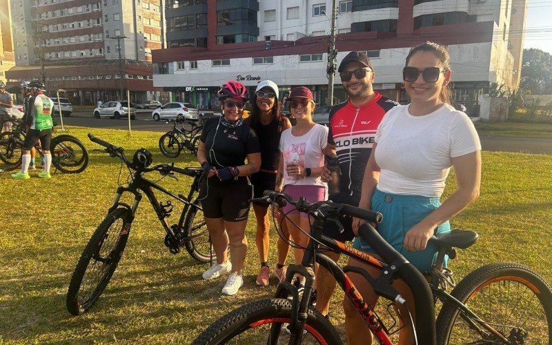 Os amigos Shazer Nazário (32), Ederson Silva (30), Eduarda Lima (24), Maria Luiza Costa (43) e Natália Costa (49), moradores de Tramandaí também estrearam em passeios ciclísticos | abc+