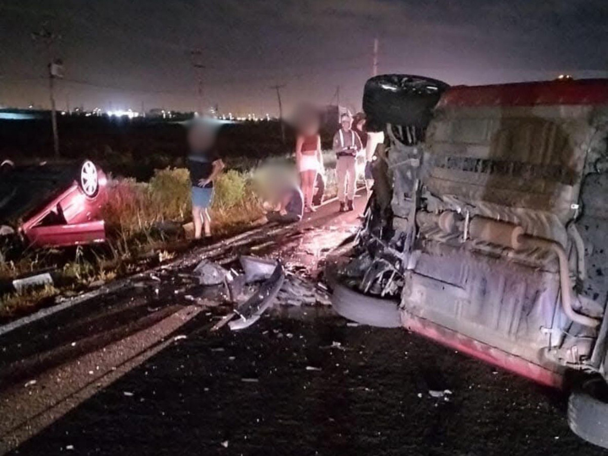 RS-389: Veículo invade pista contrária e causa sequência de capotamentos e colisões em Xangri-lá