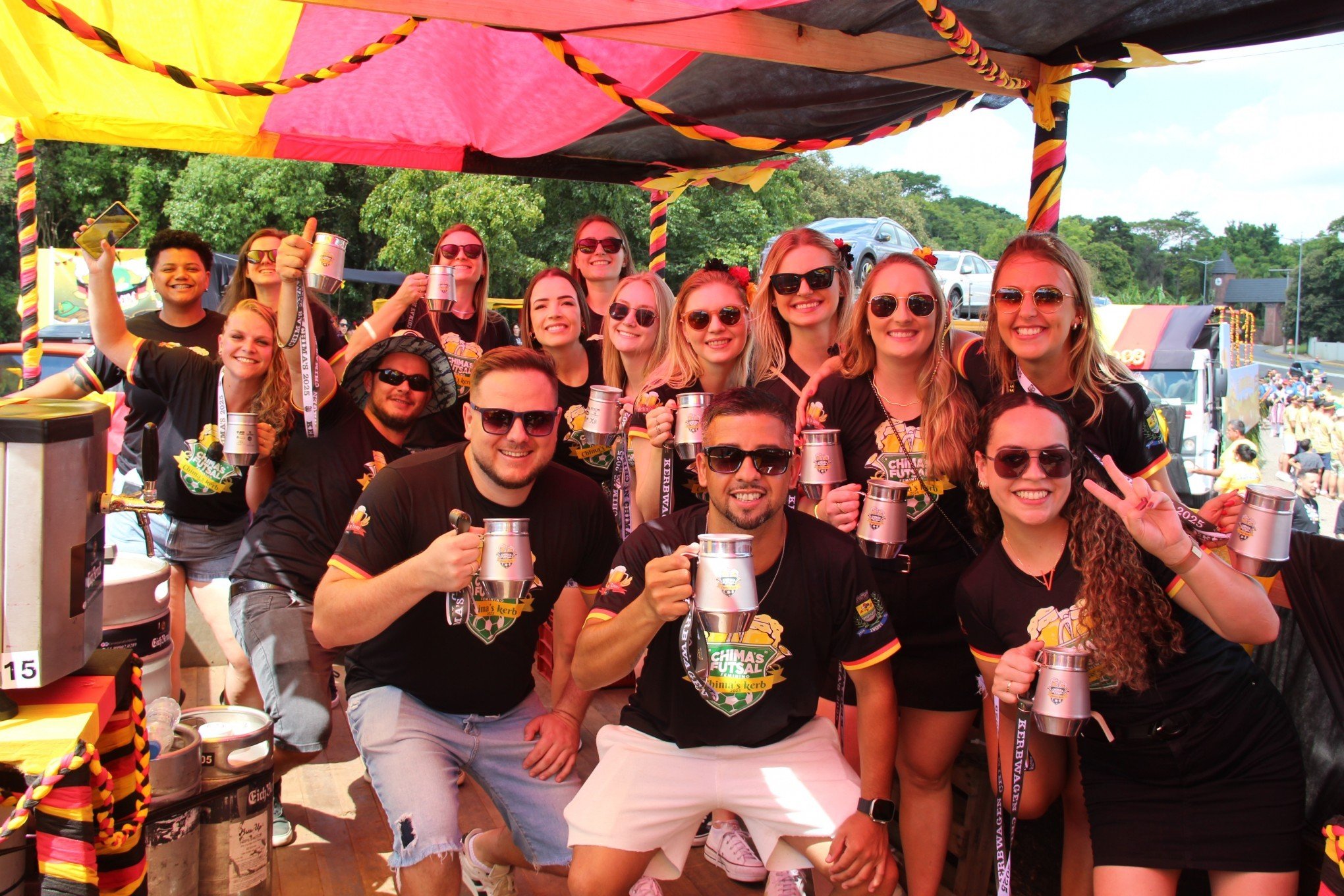 Sob calor de 40º, Ivoti celebra o Kerb com o desfile do Kerbwagen pelas ruas da cidade