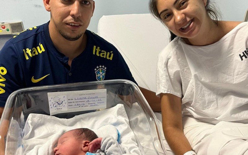 Thiago e Elisama Duarte da Silva com o pequeno Ryan