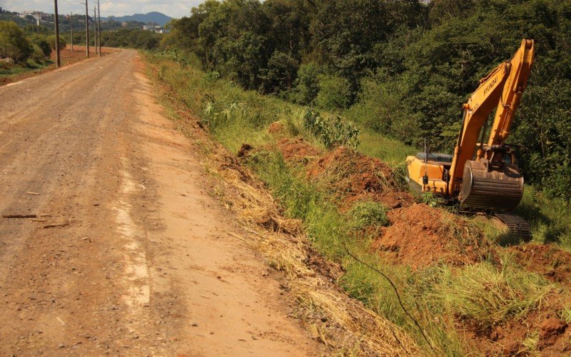 Limpeza da vegetação é a etapa que antecede o começo de recuperação da altura do dique | abc+