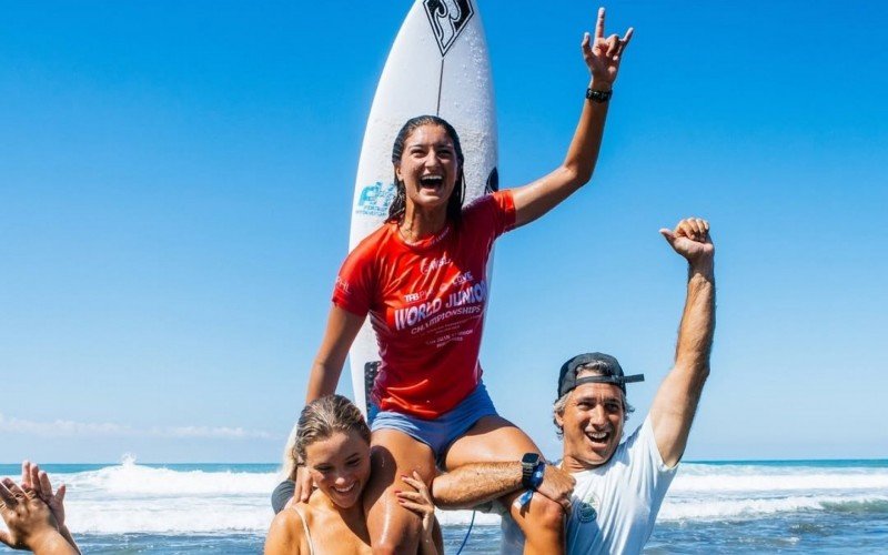 Luana Silva é carregada após conquistar o Mundial Júnior de Surfe | abc+