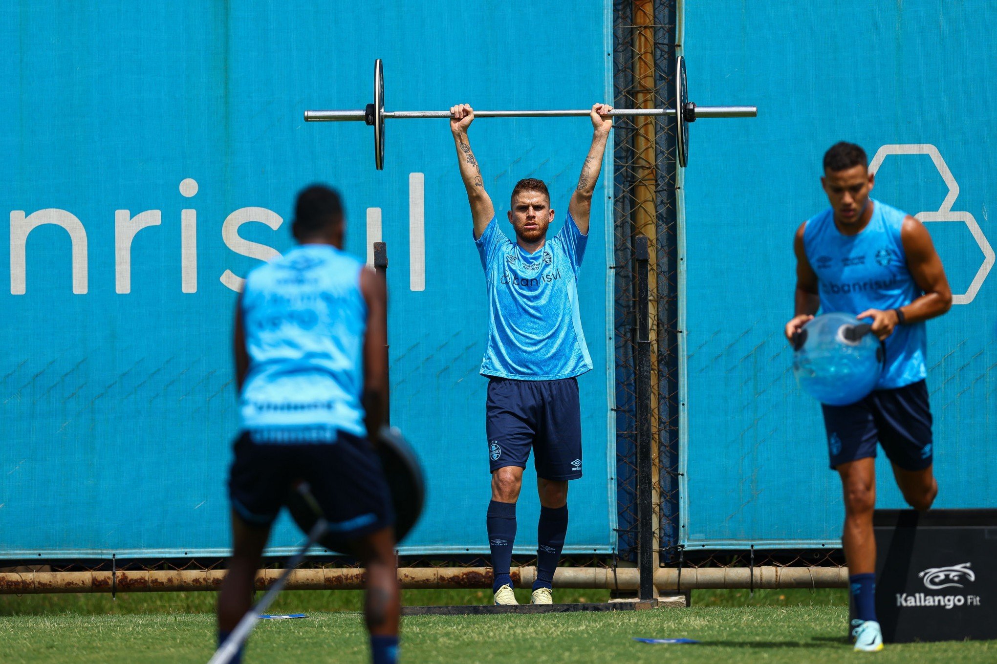 Cuéllar faz o primeiro treino com a camisa do Grêmio