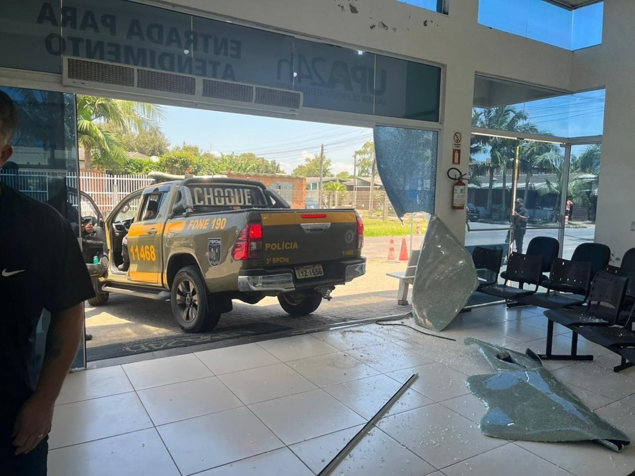 VÍDEO: Viatura da Polícia de Choque entra em Upa de ré e causa danos
