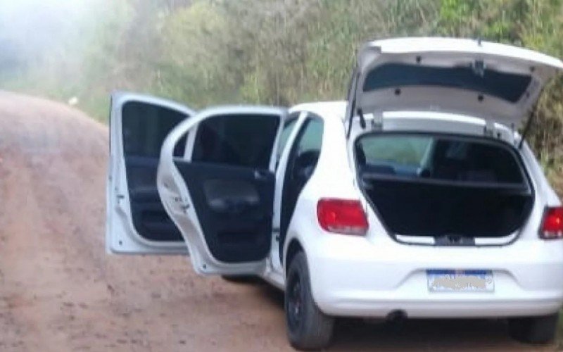 Gol alugado ficou abandonado no bairro Lomba Grande com os dois corpos logo atrás | abc+