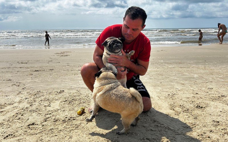 Neneca e Zequinha amam a areia da praia e a água do mar