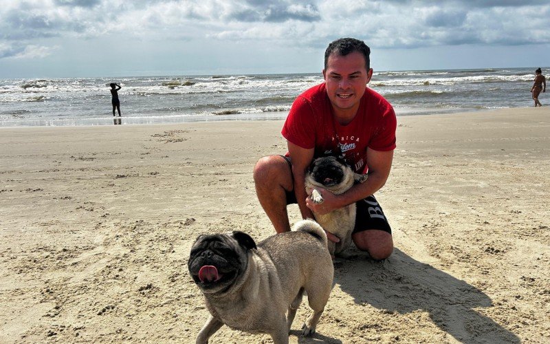 Neneca e Zequinha amam a areia da praia e a água do mar