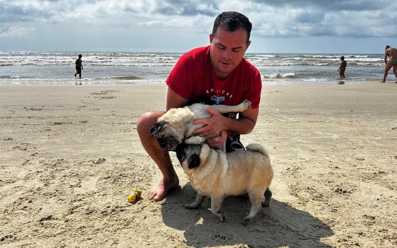 Neneca e Zequinha amam a areia da praia e a água do mar