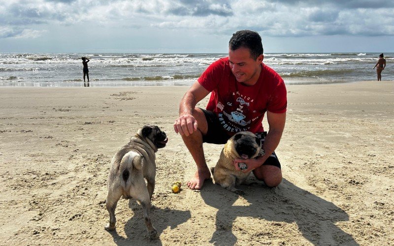 Neneca e Zequinha amam a areia da praia e a água do mar