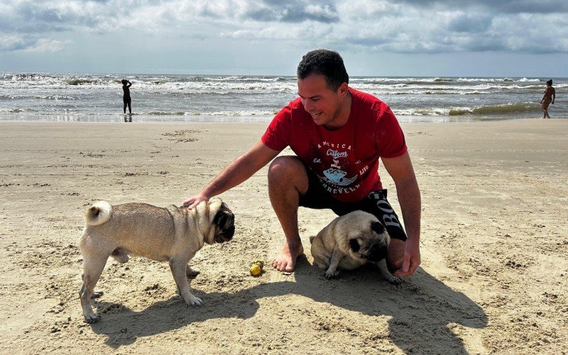 Neneca e Zequinha amam a areia da praia e a água do mar