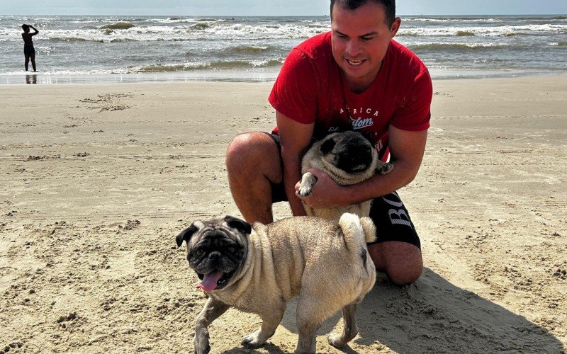 Neneca e Zequinha amam a areia da praia e a água do mar