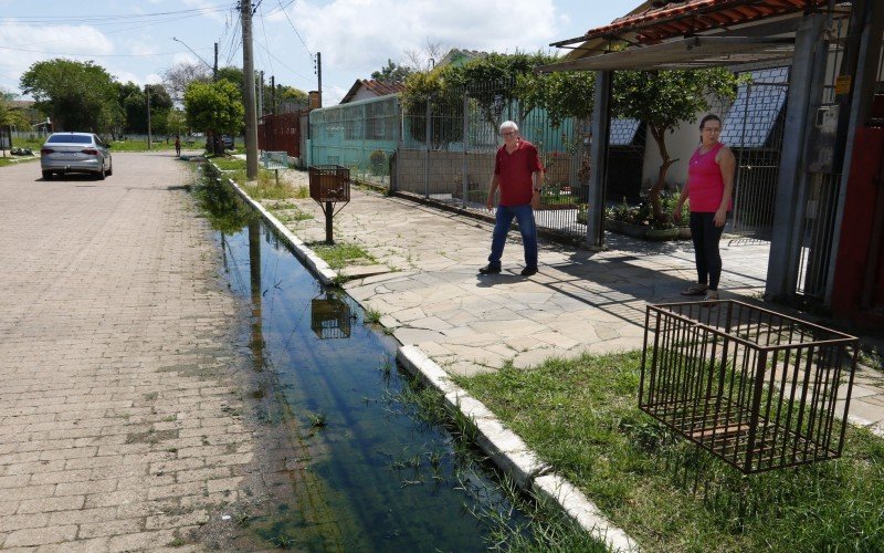 Esgoto está empossado na frente da casa de Luiz Alberto e Solange Martins