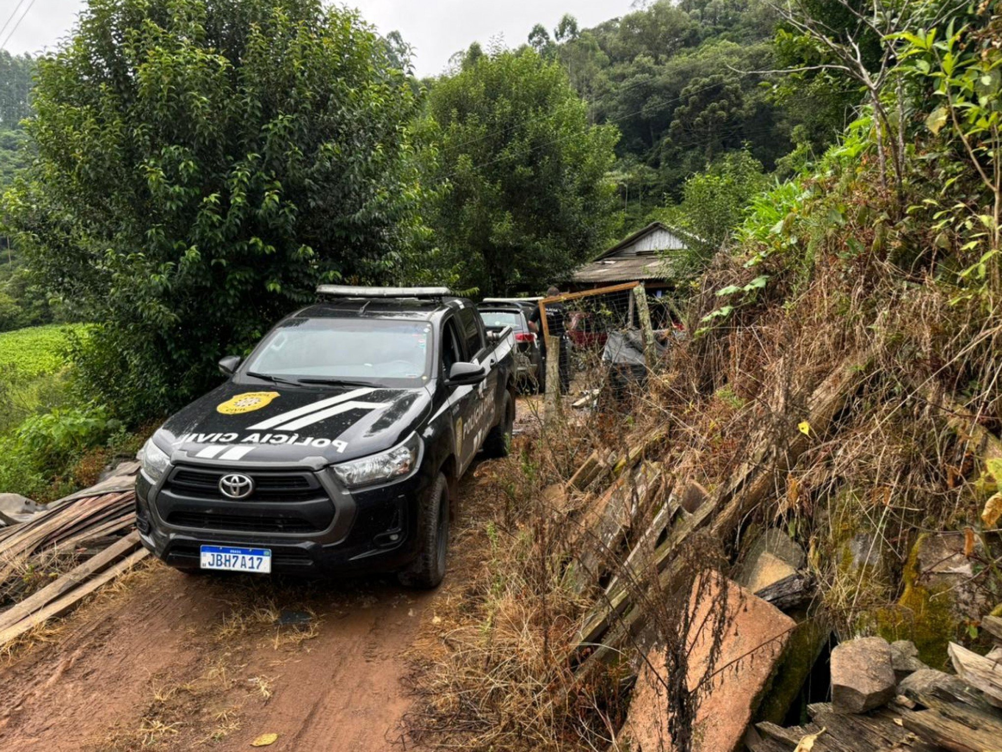 Bebê é morta com faca de serra ao nascer no banheiro de casa no RS e tem corpo queimado em aterro