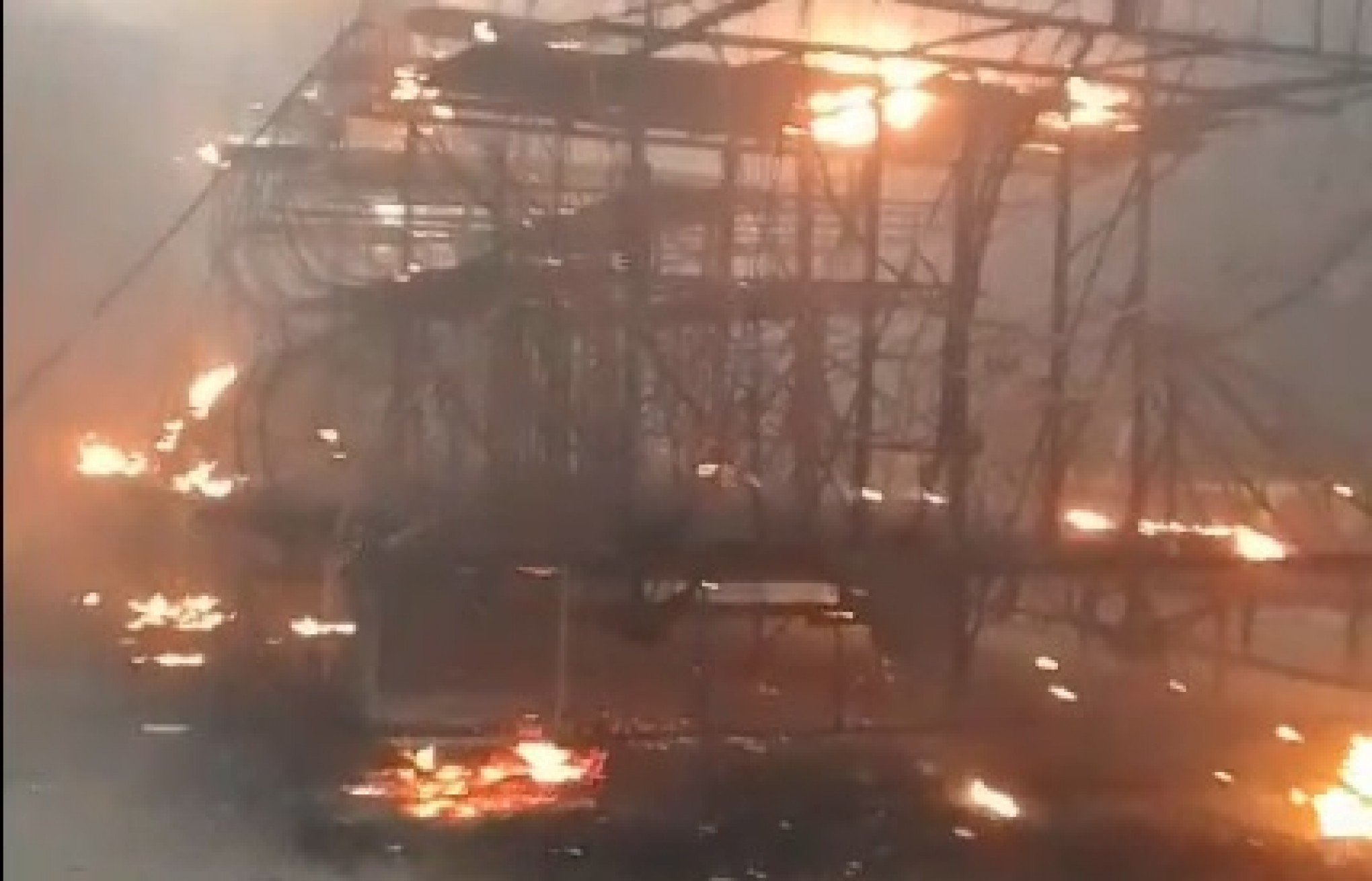 VÍDEO: Incêndio atinge barracão da escola de samba Império do Sol em Porto Alegre