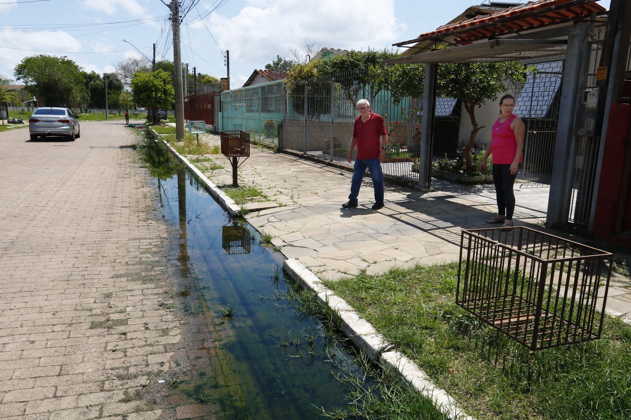 Esgoto a céu aberto incomoda moradores em Canoas