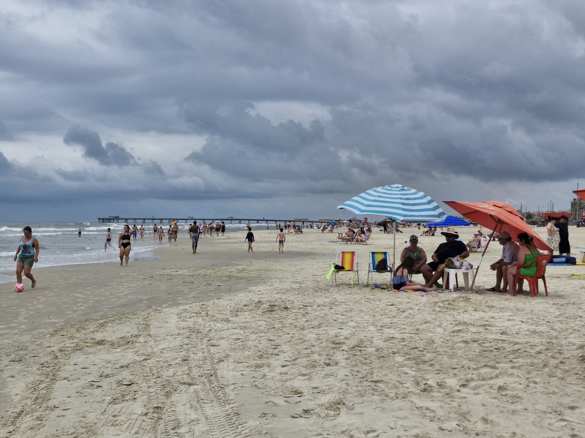 Tempo nublado não atrapalha o bate e volta para curtir a beira-mar no litoral norte