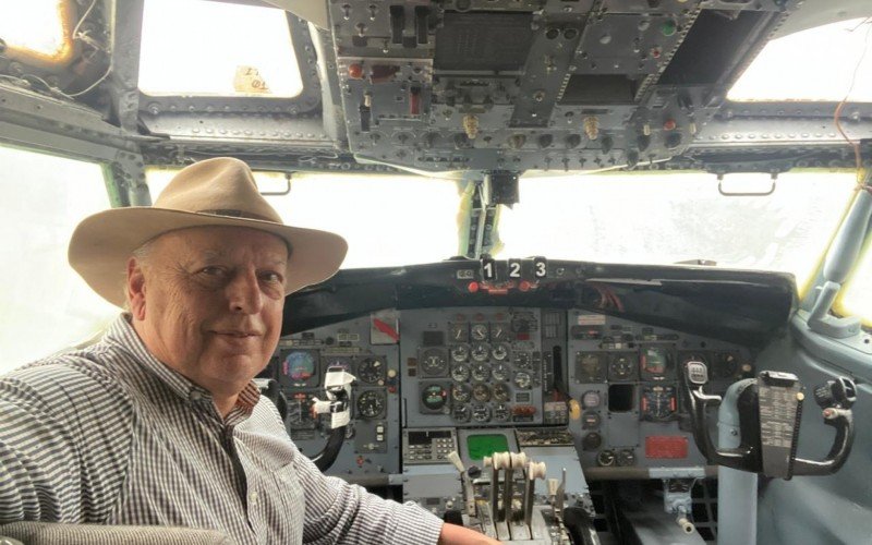 Rubel Bürgel na cabine do Boeing 727 | abc+