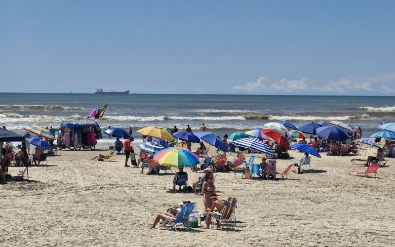 Mesmo com água mais escura, banhistas seguem aos montes na praia | abc+