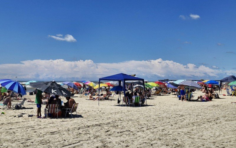 Praia cheia nessa terça-feira (21)