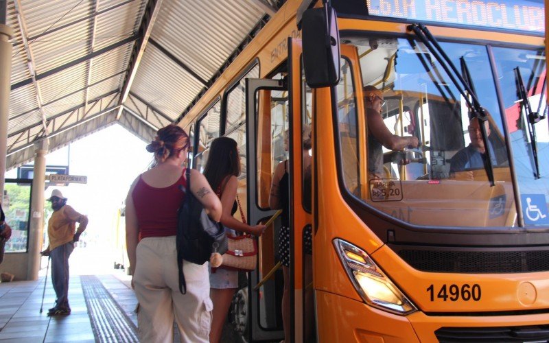 Ônibus da Visac  operam de maneira regular na manhã  desta terça-feira, nas Plataformas 1,2 e 3 no Centro de Novo Hamburgo | abc+