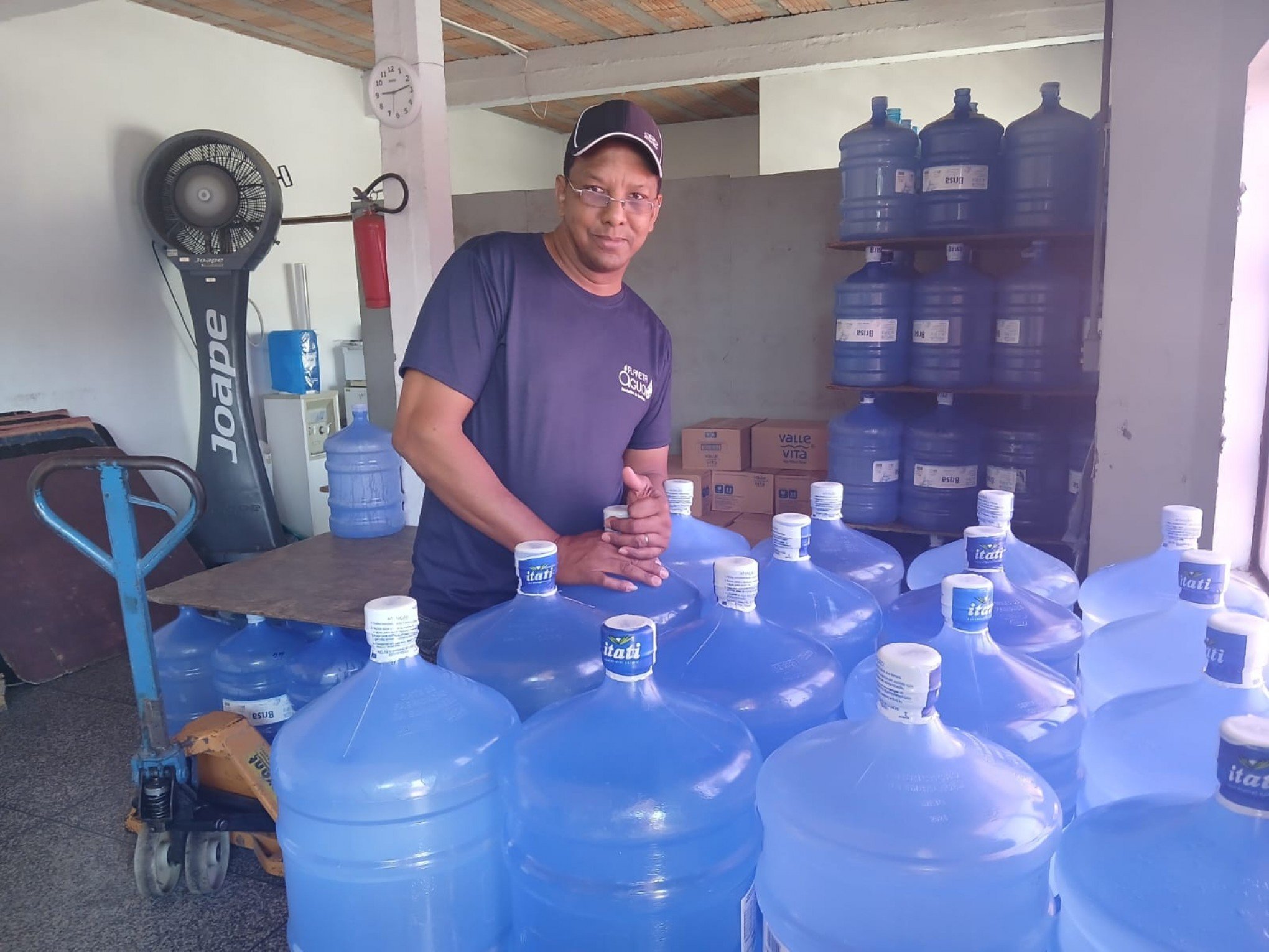 Água mineral é usada para fazer café e até mesmo para lavar a louça em Canoas