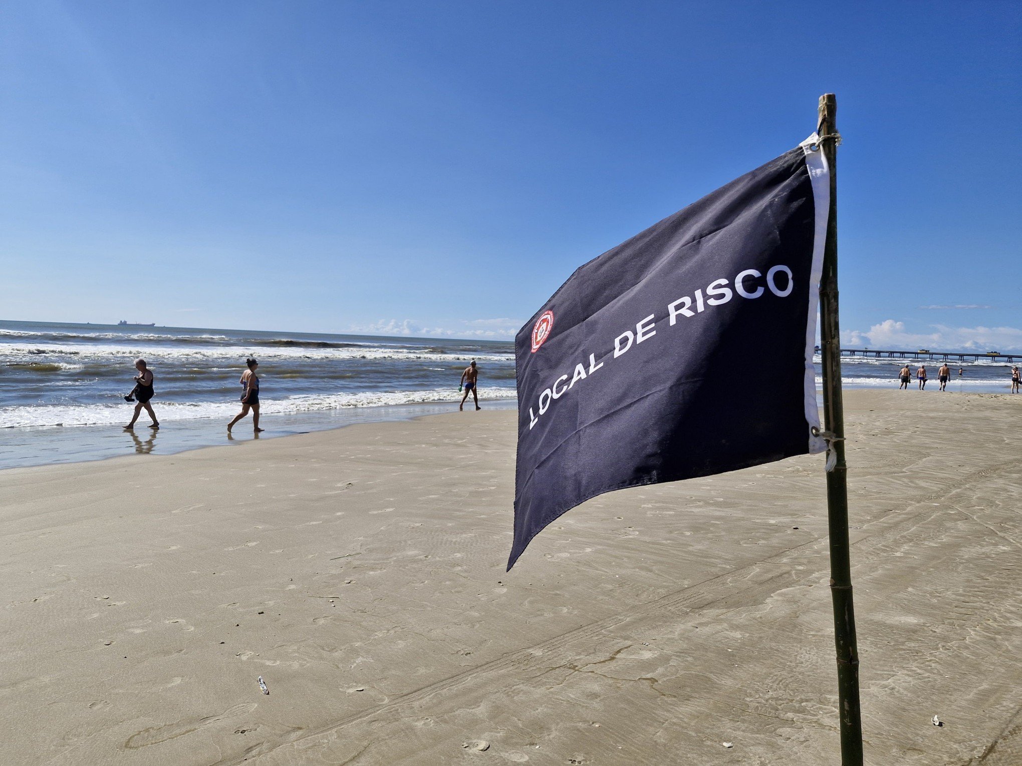 Bandeira preta: Maré escura tem alerta de perigo em um ponto de Tramandaí