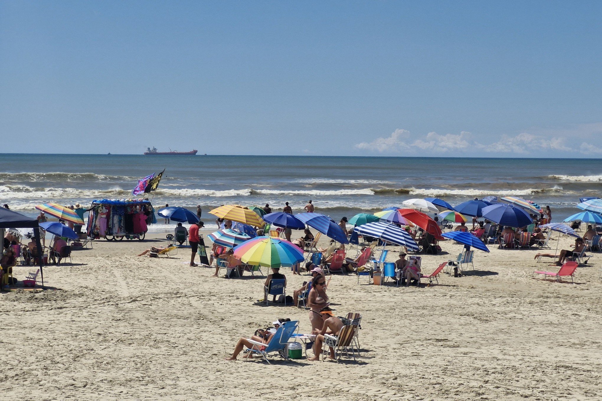 Ameaça de "chocolatão" não desanima veranistas que aproveitam o verão em Tramandaí