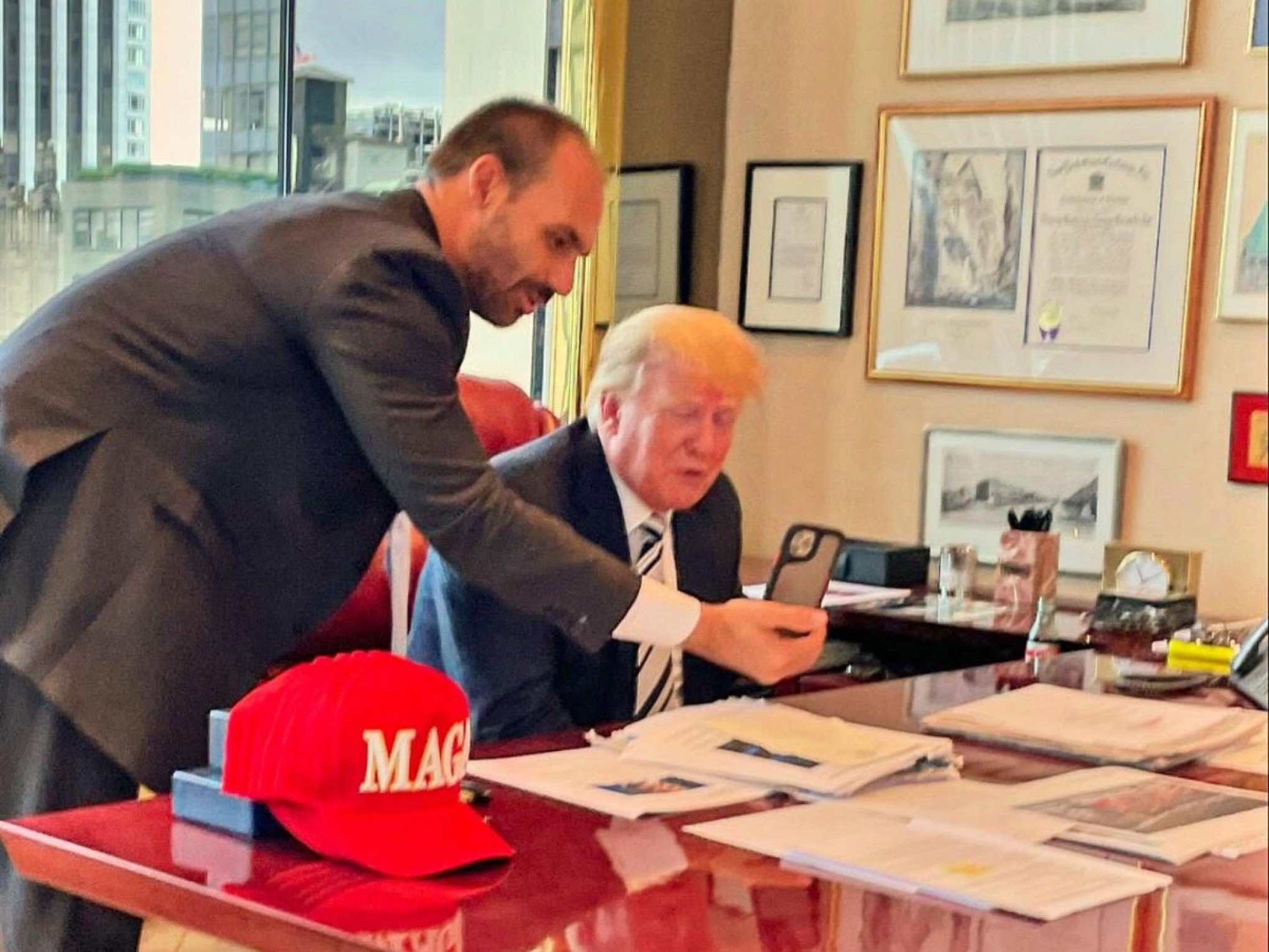 Eduardo Bolsonaro diz que ficou de fora da posse de Trump por "transferência da cerimônia"