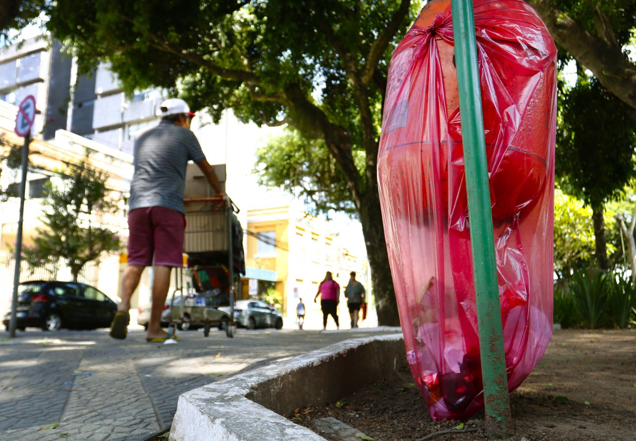 Condições das lixeiras geram reclamações de comerciantes e lojistas no Centro de Canoas