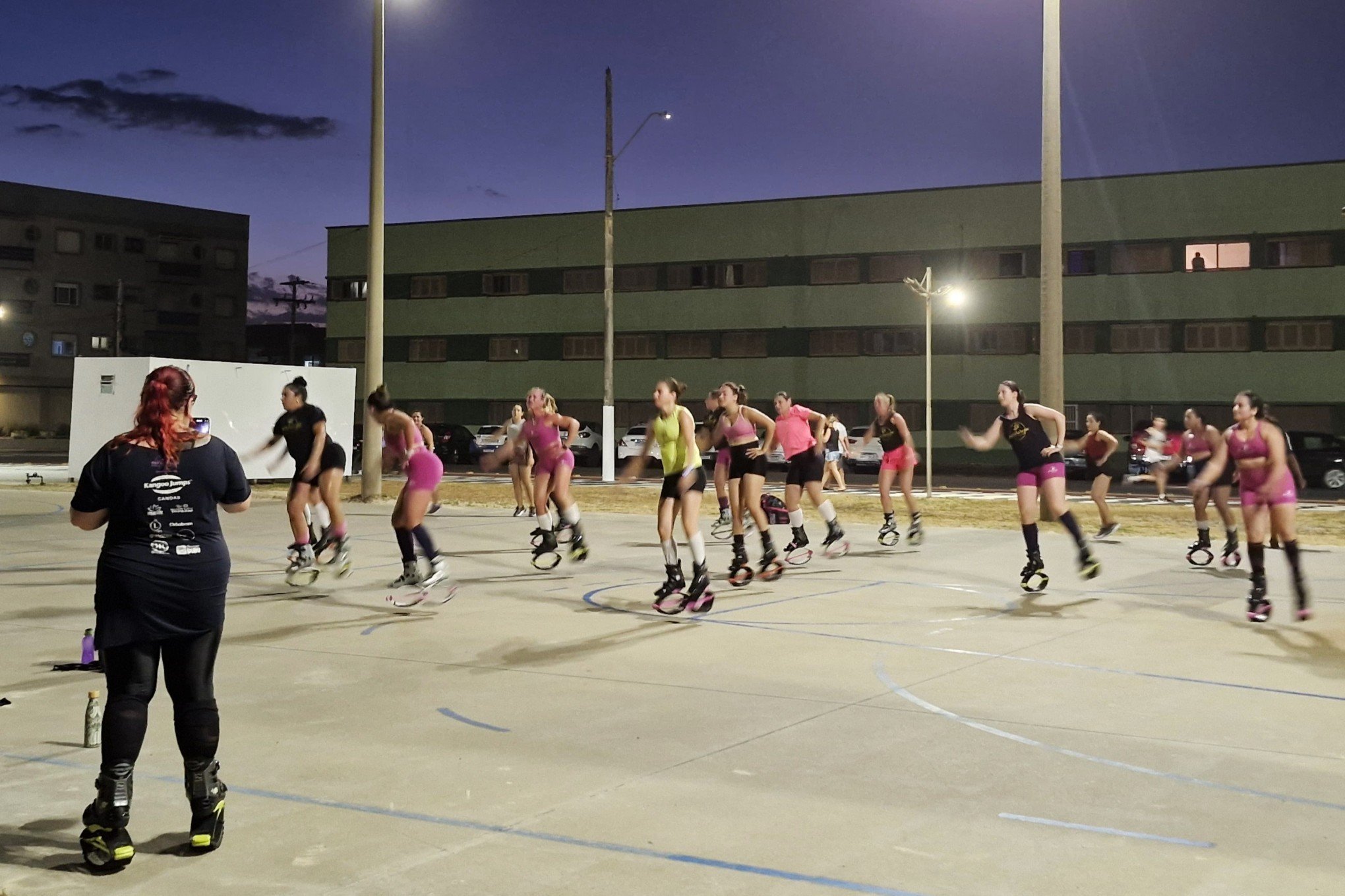 Kangoo Jumps conquista mulheres em Tramandaí com exercícios divertidos e ao ar livre no verão