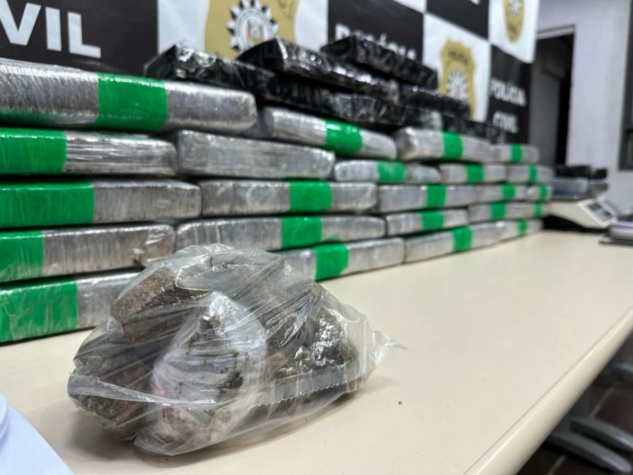 Casal é preso pela Polícia Civil em depósito que armazenava 30 quilos de maconha em Canoas