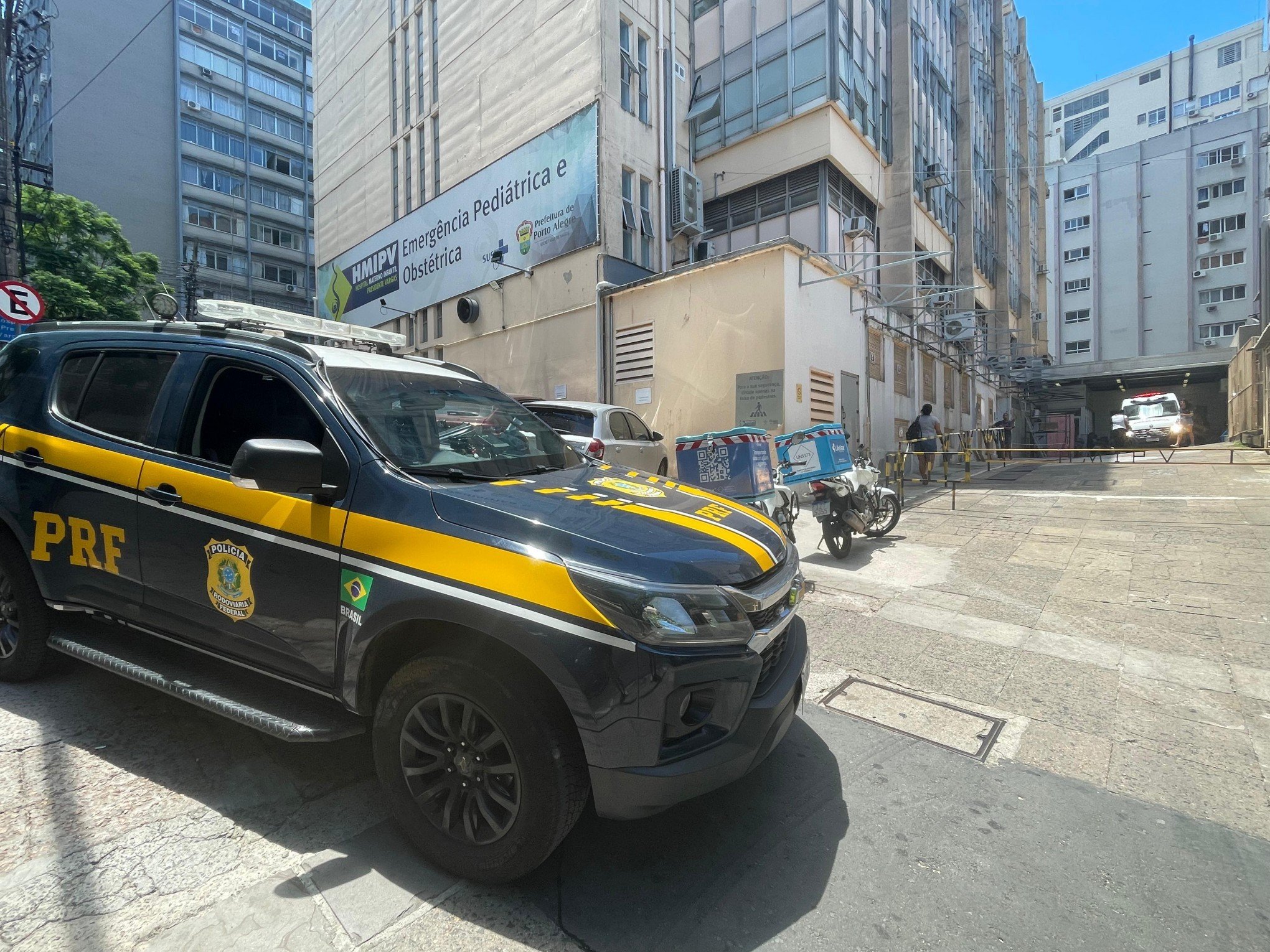 Criança de 4 anos que sofreu cinco paradas cardíacas em 15 minutos é escoltada pela PRF até a capital