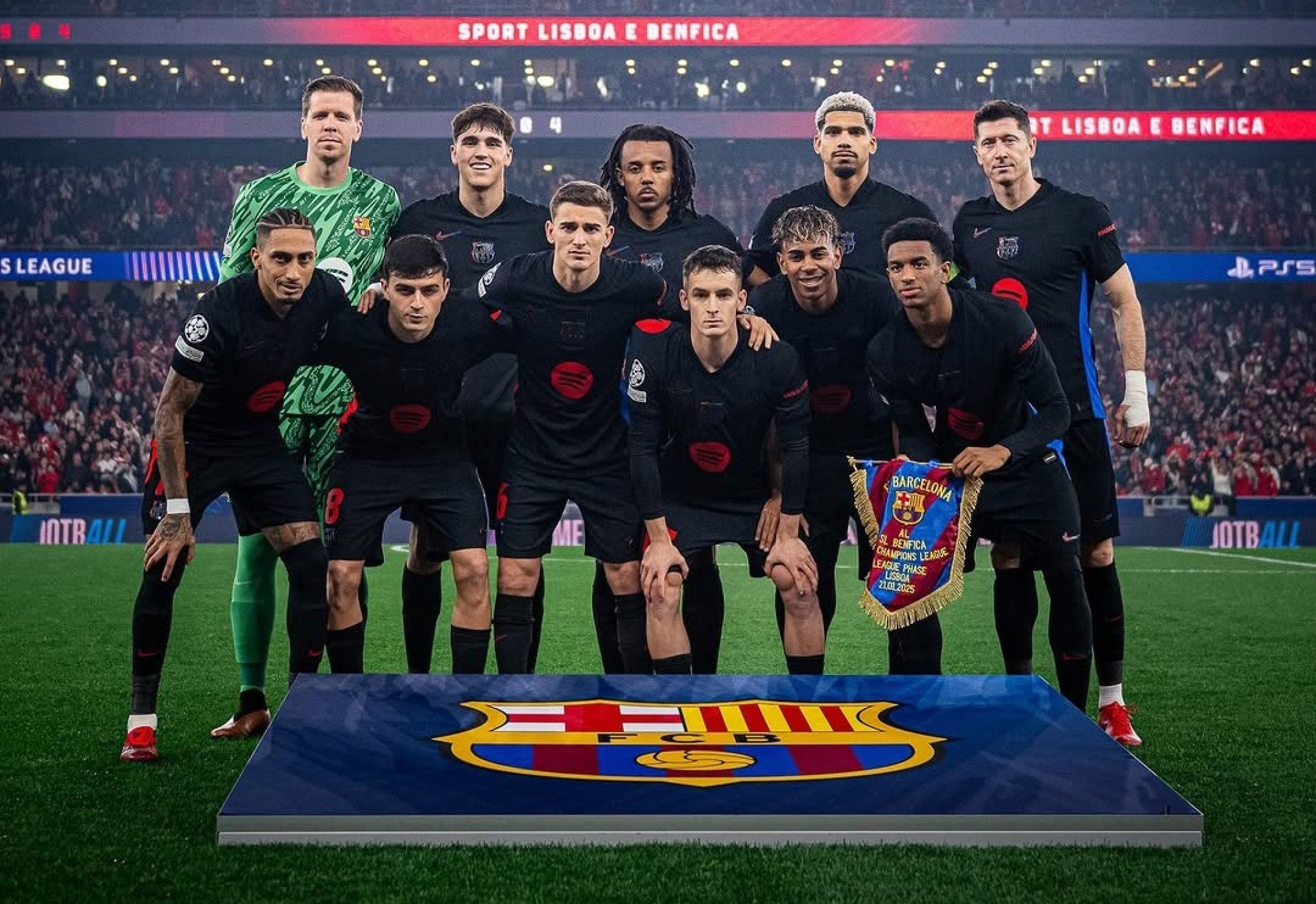 Raphinha faz 2 e Barcelona vira jogo eletrizante de 9 gols contra o Benfica pela Champions