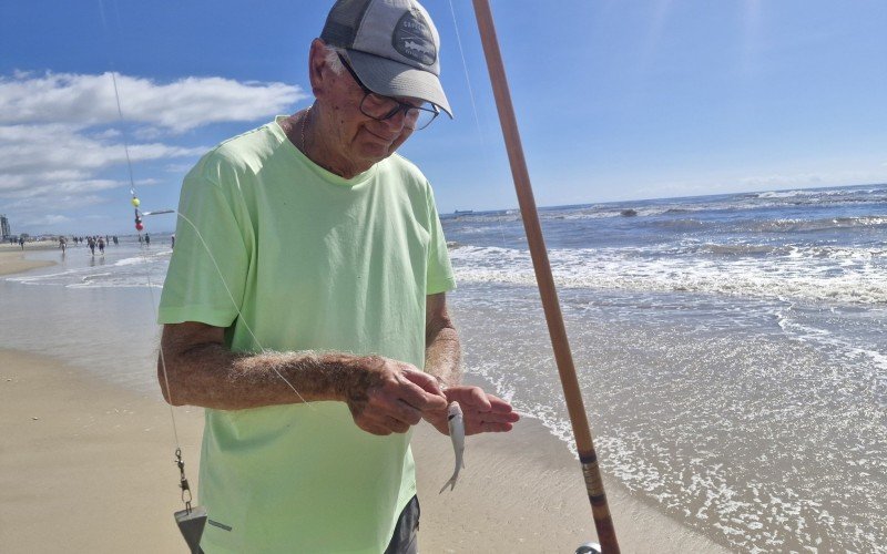 Ari Azambuja pesca há mais de 60 anos em Tramandaí