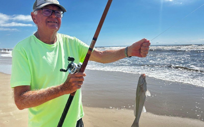 Ari Azambuja pesca há mais de 60 anos em Tramandaí