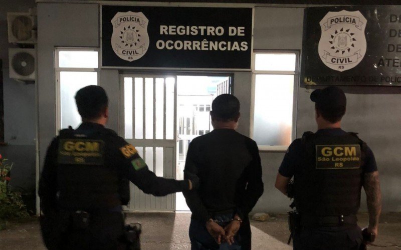 Morador de rua que vendia livros sob os trilhos do trem, em São Leopoldo, era foragido por homicídio cometido em São Paulo