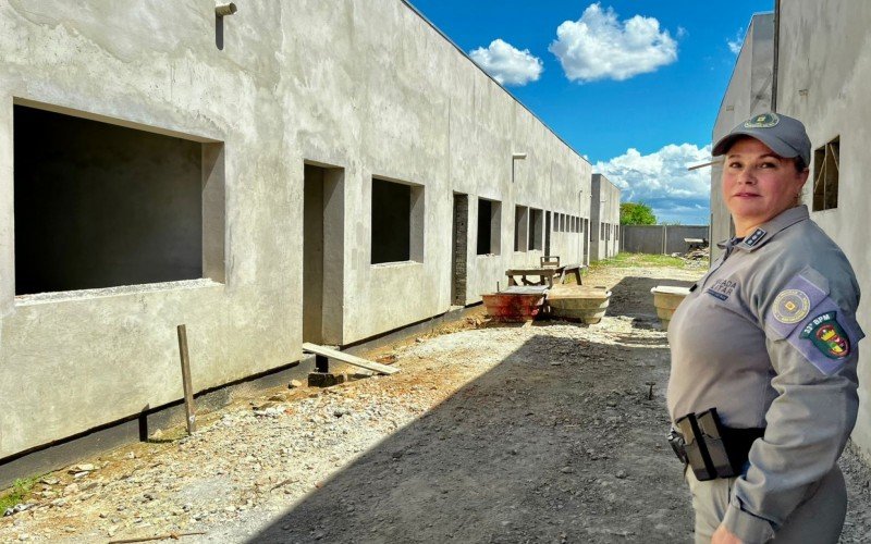 Sede do Batalhão da Brigada Militar de Sapucaia do Sul (comandado pela tenente-coronel Noélia Raggio) está com 60% do trabalho concluído. Página 4