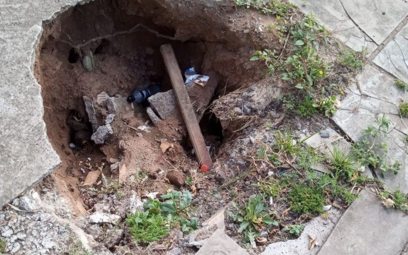 Buraco na rua São Joaquim, no bairro Estância Velha, aguarda conserto há quase seis meses