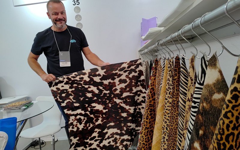 Rafael com as novas estampas em couro da OCM | abc+